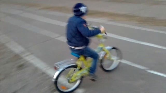 УЧИМСЯ кататься на двухколесном велосипеде! смотреть онлайн