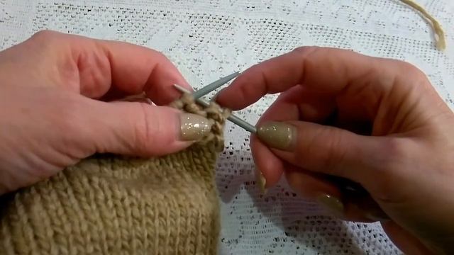 Вязаные тапочки-следки спицами.