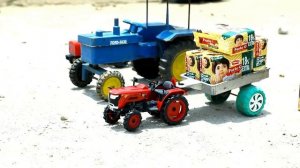 Машинки грузят пачки печенья на берегу реки