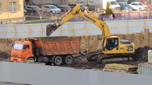 Экскаватор загружает Самосвал на стройке видео.