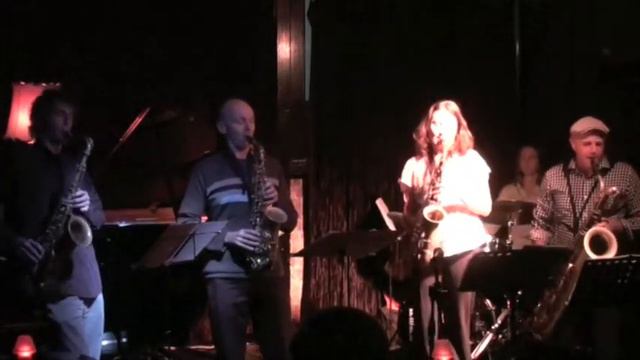Saltwater Sax play Walking in the moonlight смотреть онлайн
