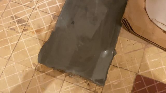 Впервые залила пол в ванной сама, а старая плитка отвалилась |Ремонт своими руками в старой Хрущевк смотреть онлайн