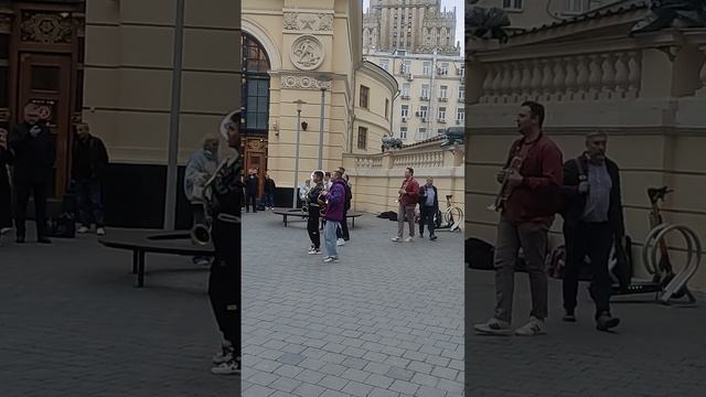 Ягода-малинка. Песня Хабиба. Возле метро смотреть онлайн