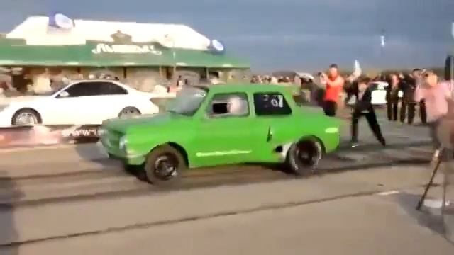 Запорожец vs Mercedes смотреть онлайн