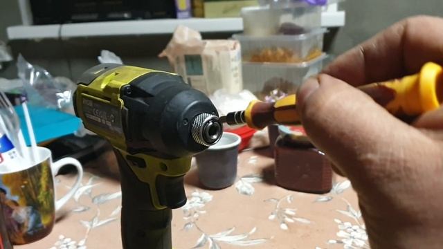 Как вытащить застрявшую биту из импакта(винтоверта) Ryobi.
