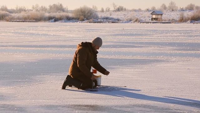 Огромная щука первого льда! смотреть онлайн
