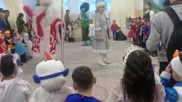 Новогодний праздник в детском саду Адэми -93. Группа Адилетв(5) смотреть онлайн