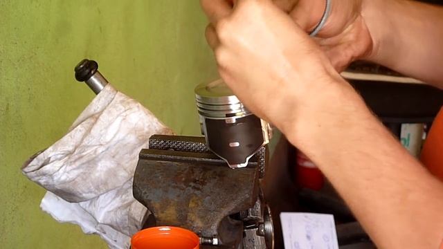 Как правильно установить кольца на поршень, чтобы двигатель не расходовал масло. смотреть онлайн