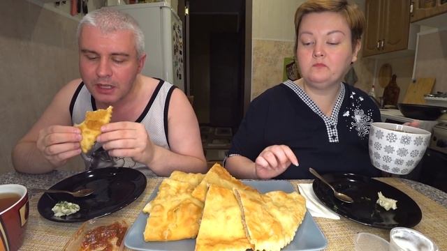 Мукбанг ГОЛОДНЫМ ? не смотреть ?? Заказали ХИНКАЛИ и чебуреки на ужин ? обзор доставки Деливери Кла смотреть онлайн