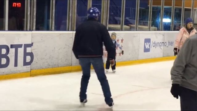 Ребенок учится кататься на коньках. Ребенок на катке в первый раз.