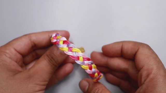 Как сделать Браслет из ниток смотреть онлайн