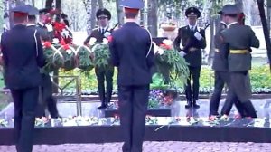 ВОЗЛОЖЕНИЕ КОРЗИН К ПАМЯТНИКУ 2008.AVI