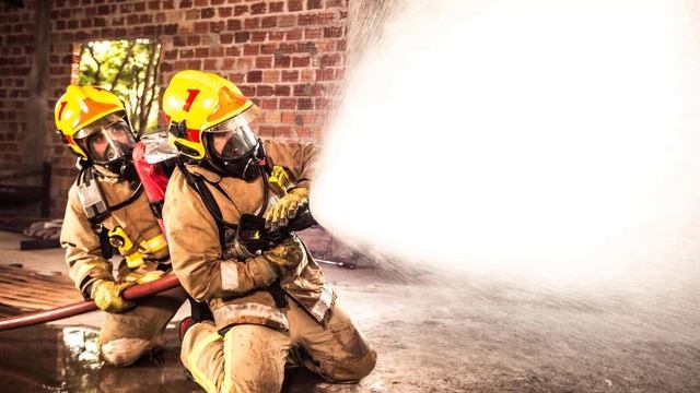 Чем эффективнее тушить огонь: водой или пеной? смотреть онлайн