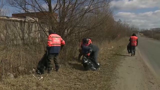 Под Ярославлем ловили мусоровозы, из которых на дорогу вылетали отходы смотреть онлайн