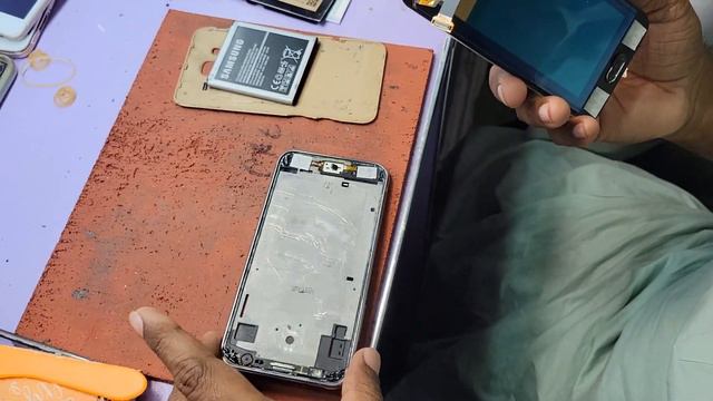Замена экрана Restoring Old Samsung Cracked - Can it be Restored Restoration Destroyed Phone смотреть онлайн