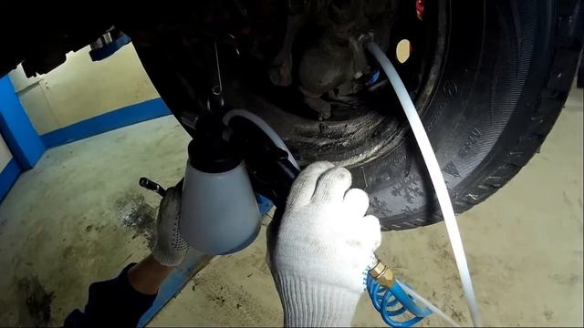 Как заменить тормозную жидкость своими руками смотреть онлайн