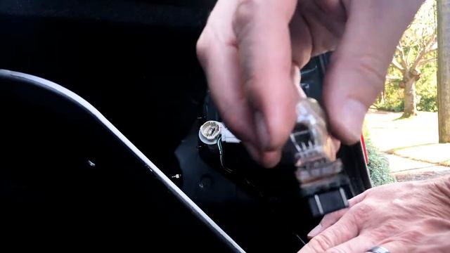How to Replace Rear Tail/Brake Light Bulbs (Toyota Camry 2000-2001) | Handy Hudsonite смотреть онлайн
