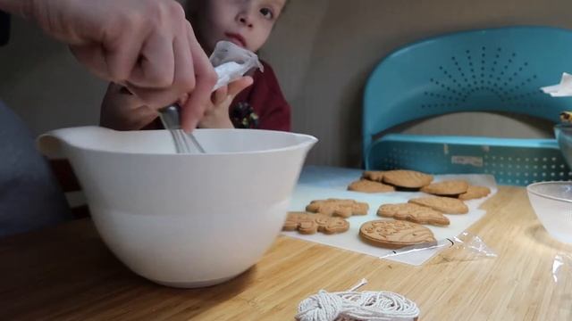Раскрашиваем новогодние пряники смотреть онлайн