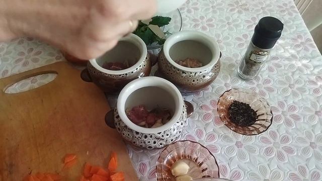 Классический рецепт мяса в горшочках, простой и очень вкусный смотреть онлайн