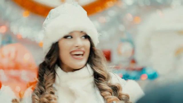 Евгений Аврамов и Каролина Гайдаржи в роли снегурочки и деда мороза, встречаем 2021 смотреть онлайн