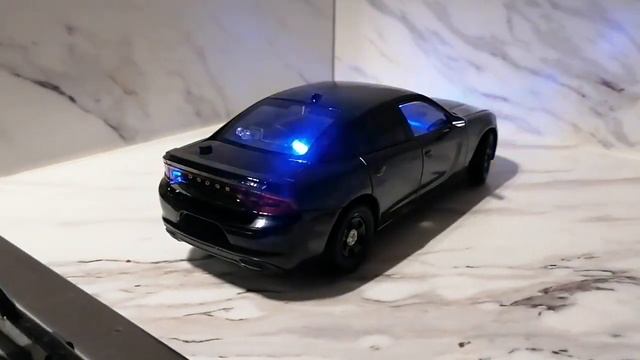 Dodge charger police Welly 1,24 scale. unmarked with blue LEDs смотреть онлайн