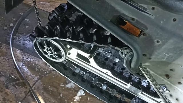 Меняем склизы на снегоходе Yamaha, самый простой и быстрый способ. смотреть онлайн