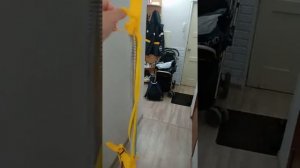 как мы прикрепили прыгунки (крепим прыгунки) (вожжи) (что нужно ребенку с пяти месяцев )