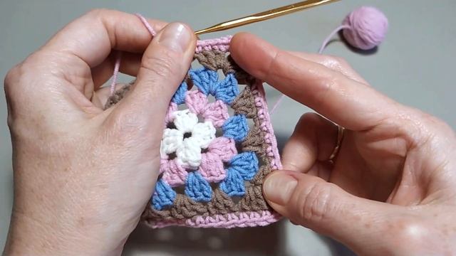 БАБУШКИН КВАДРАТ крючком ? с рельефными столбиками, мастер класс смотреть онлайн