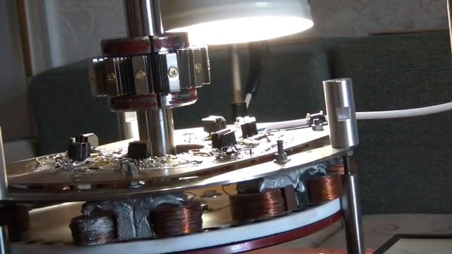 Установка новых магнитов на трёхфазный генератор. НЕРЖАВЕЮЩИЕ ВИНТЫ СТАНОВЯТСЯ МАГНИТНЫМИ. смотреть онлайн