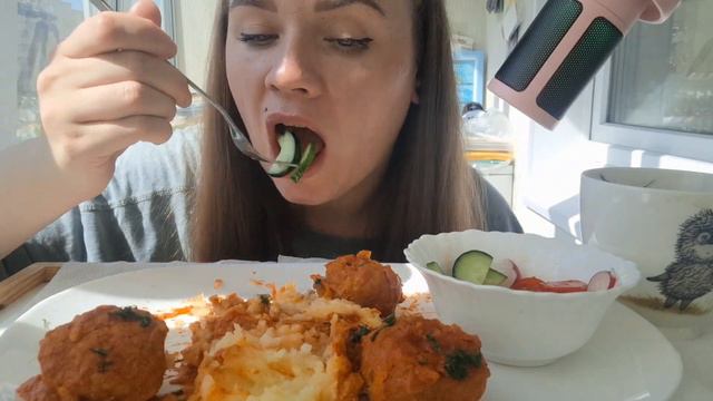 Мукбанг тефтели "Ёжики" в томатно-сметанном соусе, пюре и салат #мукбанг #фудблогер смотреть онлайн