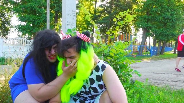 УСТРОИЛИ ЛИЛИ ОПАСНОЕ КАТАНИЕ НА КАЧЕЛЯХ!!! смотреть онлайн