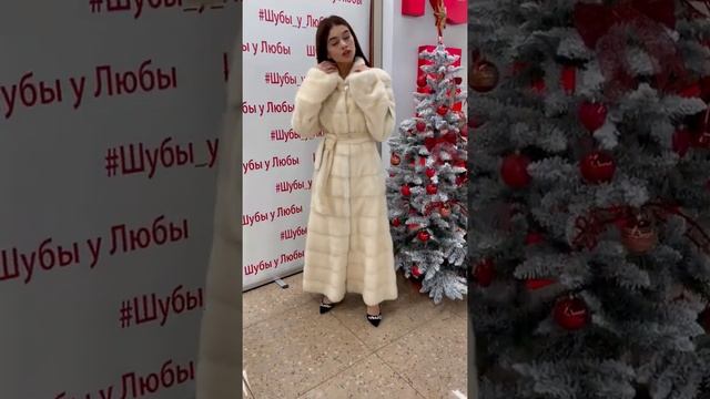 Шуба норковая, мех канадский, модель: халат в поперечной выкладке, воротник стойка, цвет жемчуг смотреть онлайн