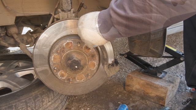 Замена передних тормозных колодок, стоек и втулок стабилизатора на Hyundai H-1.mp4