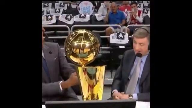 gifted Marv Albert the Larry O’Brien trophy in honor of his HOF broadcasting career смотреть онлайн
