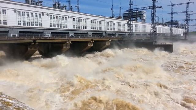 Сброс воды на Камской ГЭС смотреть онлайн