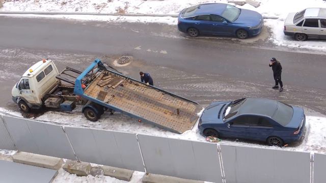Эвакуатор заберёт автомобиль Мерседес и в конце чуть не Ё смотреть онлайн