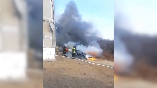 В Ливадии сгорел Toyota Prius смотреть онлайн