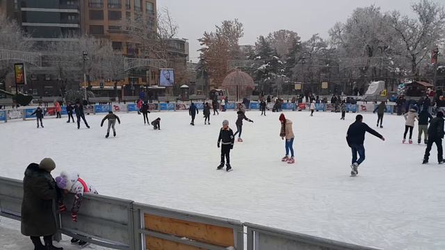 Новогодний каток в центре Еревана смотреть онлайн