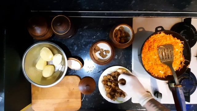 мясо с картошкой в горшочках запечённые в духовке, очень вкусно и просто. смотреть онлайн