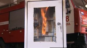 Пиростикер. Тушение огня. Горение строительного мусора и пыли в электрическом щитке