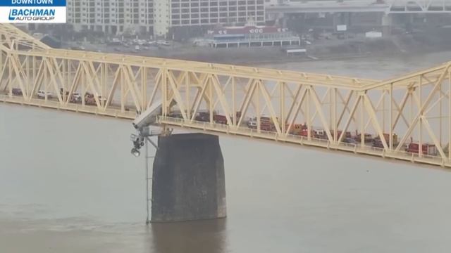 Driver rescued after semi-truck goes off Clark Memorial Bridge in Louisville смотреть онлайн