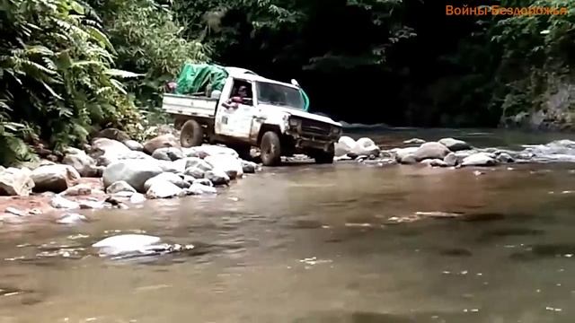 Японский автомобиль Daihatsu Taft Hiline Old Pick Up Truck Water Crossing - Приключение на воде/ смотреть онлайн
