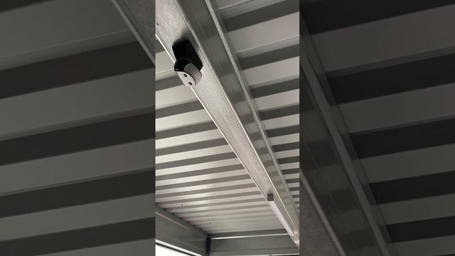 Автомобильный навес До и После нашего проекта. Создали современную технологичную конструкцию