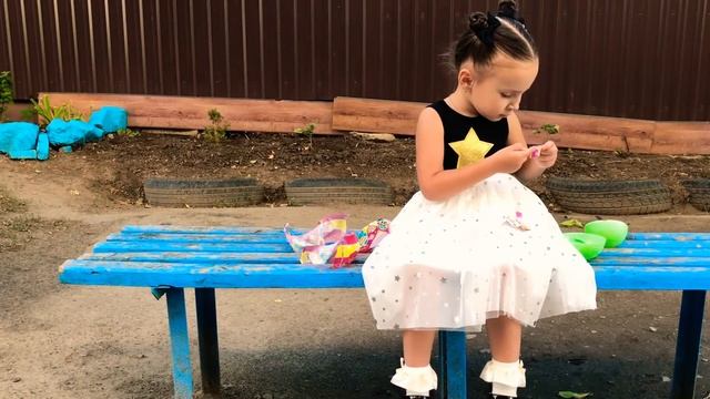 Не понравился сюрприз Pikmi POPS Surprise в шаре лол ? малышка недовольна. Открываем шар подделка смотреть онлайн