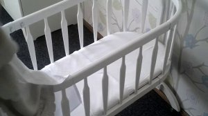 Как безопасно заправить постель новорожденного.