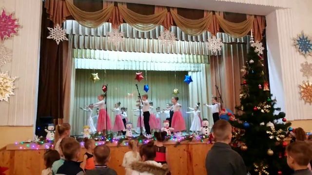 Медленный вальс, выступление на новогоднем представлении. Я первая слева (в белой юбке) смотреть онлайн