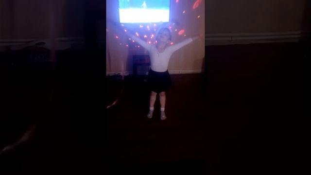 Моя младшая сестра танцует под музыку из канала ,,Мисс Николь" смотреть онлайн