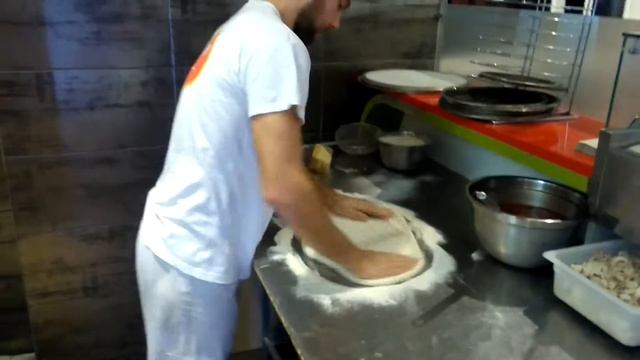 Раскрутка теста для пиццы) смотреть онлайн