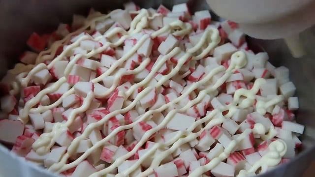 Очень нежный и вкусный салат с крабовыми палочками и грейпфрутом на новогодний стол смотреть онлайн