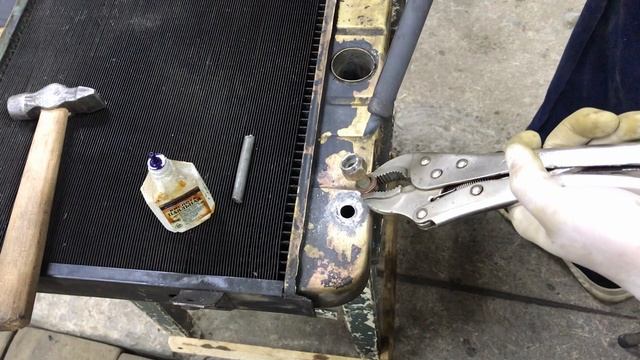 Пайка сливной пробки радиатора ВАЗ. Soldering of the drain plug of the radiator VAZ. смотреть онлайн